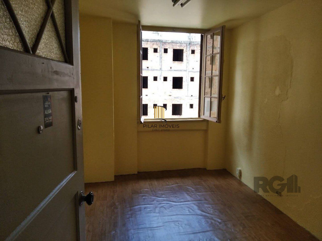 Vende sala com excelente localização próximo do Mercado Público, frente, andar alto. Condomínio oferece: Portaria em horário comercial, elevadores e câmeras de vigilância.