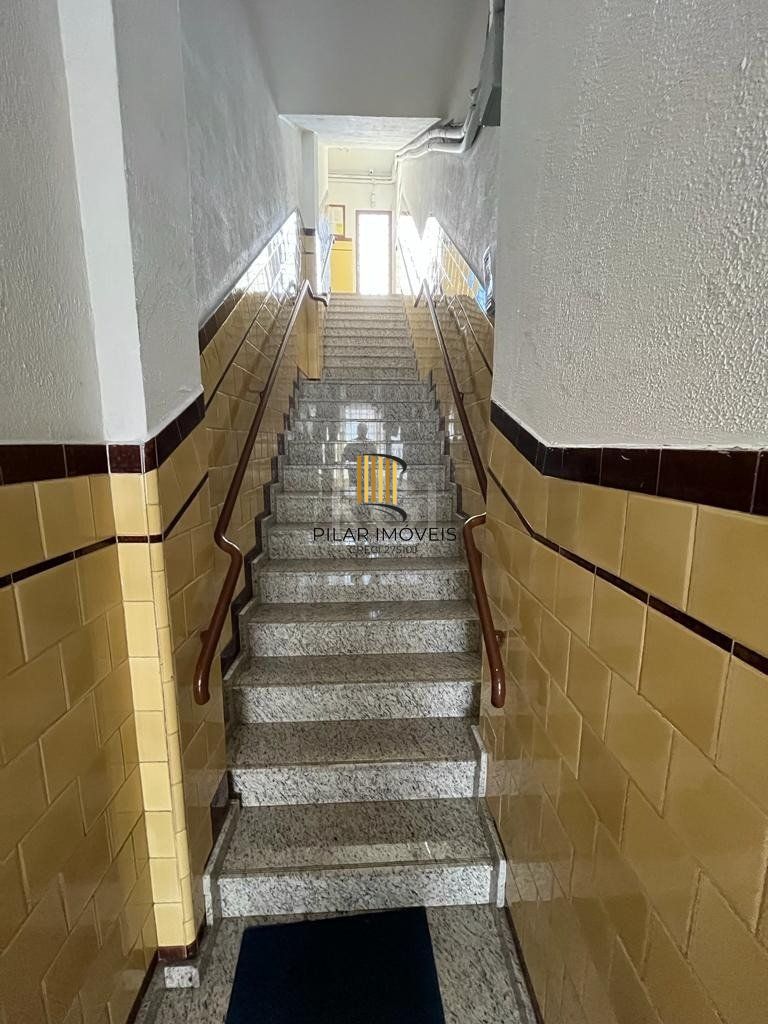 Apartamento de dois dormitórios, banheiro e sala no bairro da Azenha em Porto Alegre.
