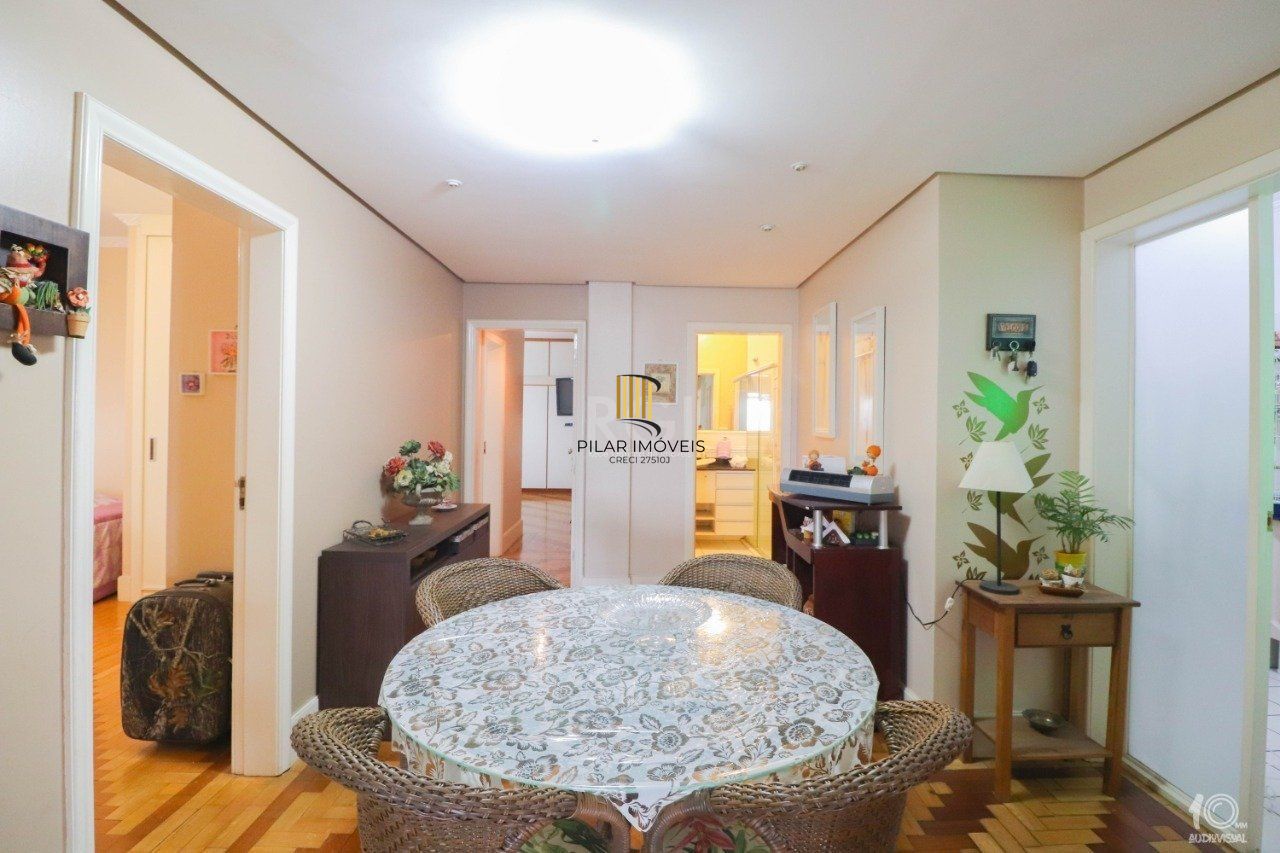 Apartamento á venda com 3 dormitórios com 1 suíte com sacada + 2 sacadas na sala e living, 233,85M²  e 1 vaga de garagem escriturada e coberta, no Bairro Independência em Porto Alegre.