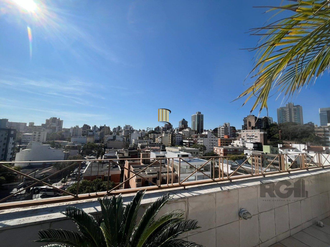 Apartamento de três quartos, suíte, churrasqueira e duas vagas de garagem (box duplo) no bairro Auxiliadora em Porto Alegre.