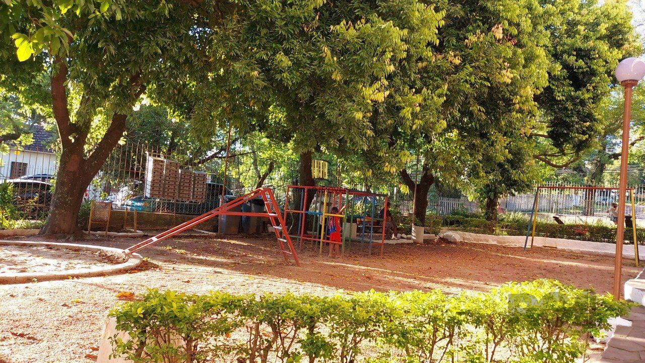 Apartamento de dois dormitórios com uma vaga de garagem no bairro Cristal em Porto Alegre.