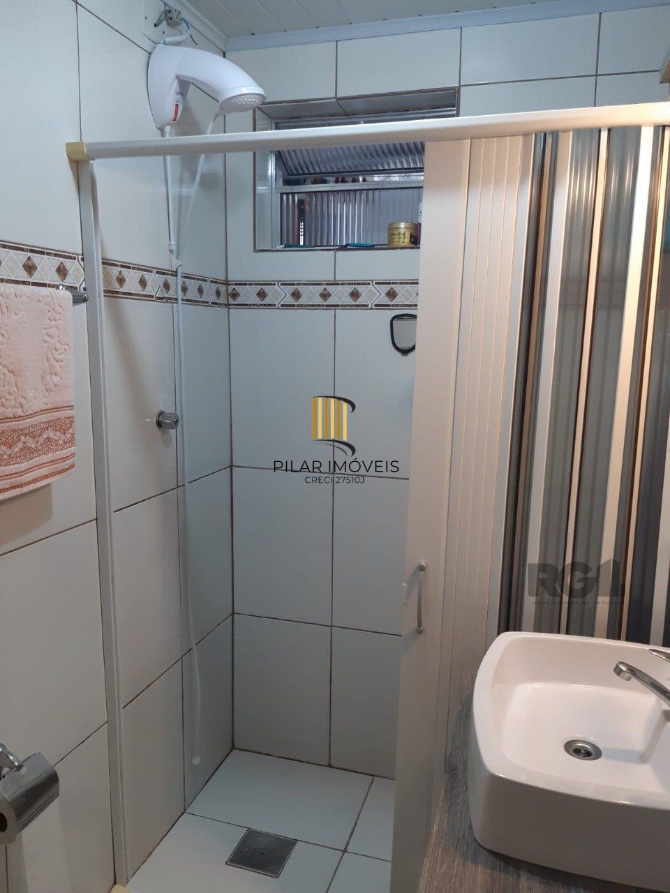   Apartamento térreo de dois dormitórios no bairro Santa Rosa de Lima em Porto Alegre.