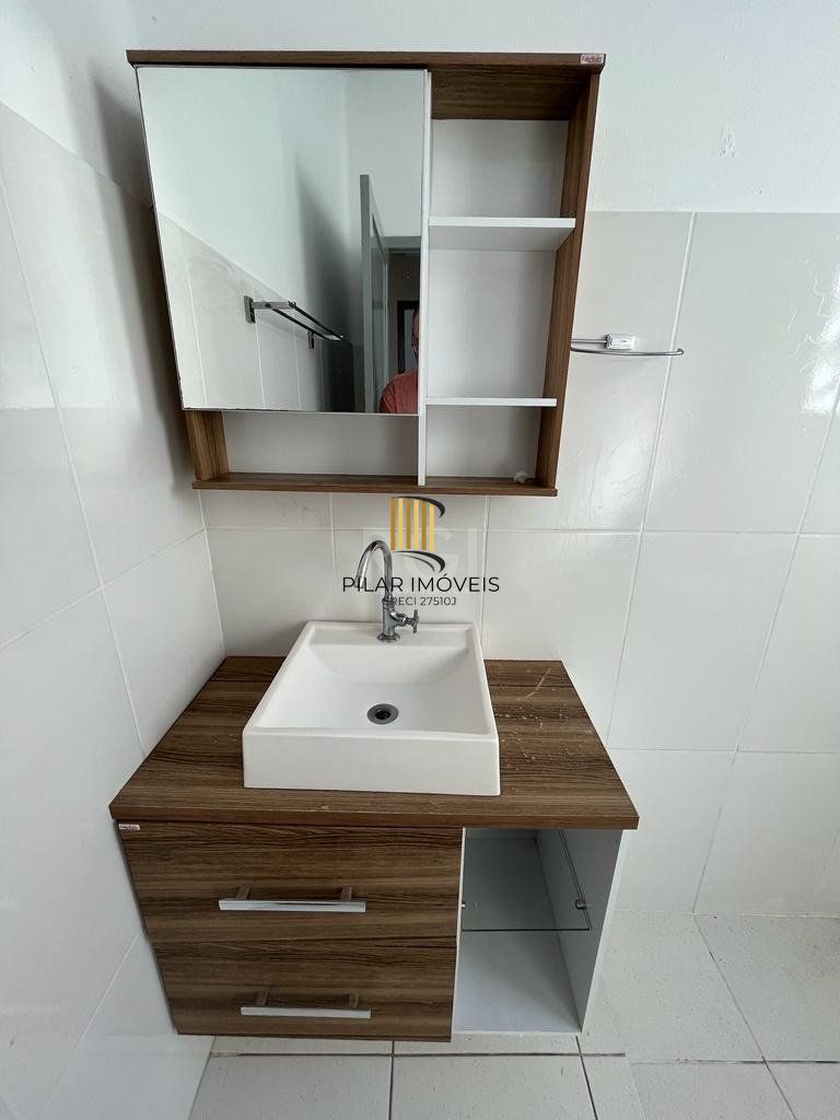 Apartamento de dois dormitórios, banheiro e sala no bairro da Azenha em Porto Alegre.