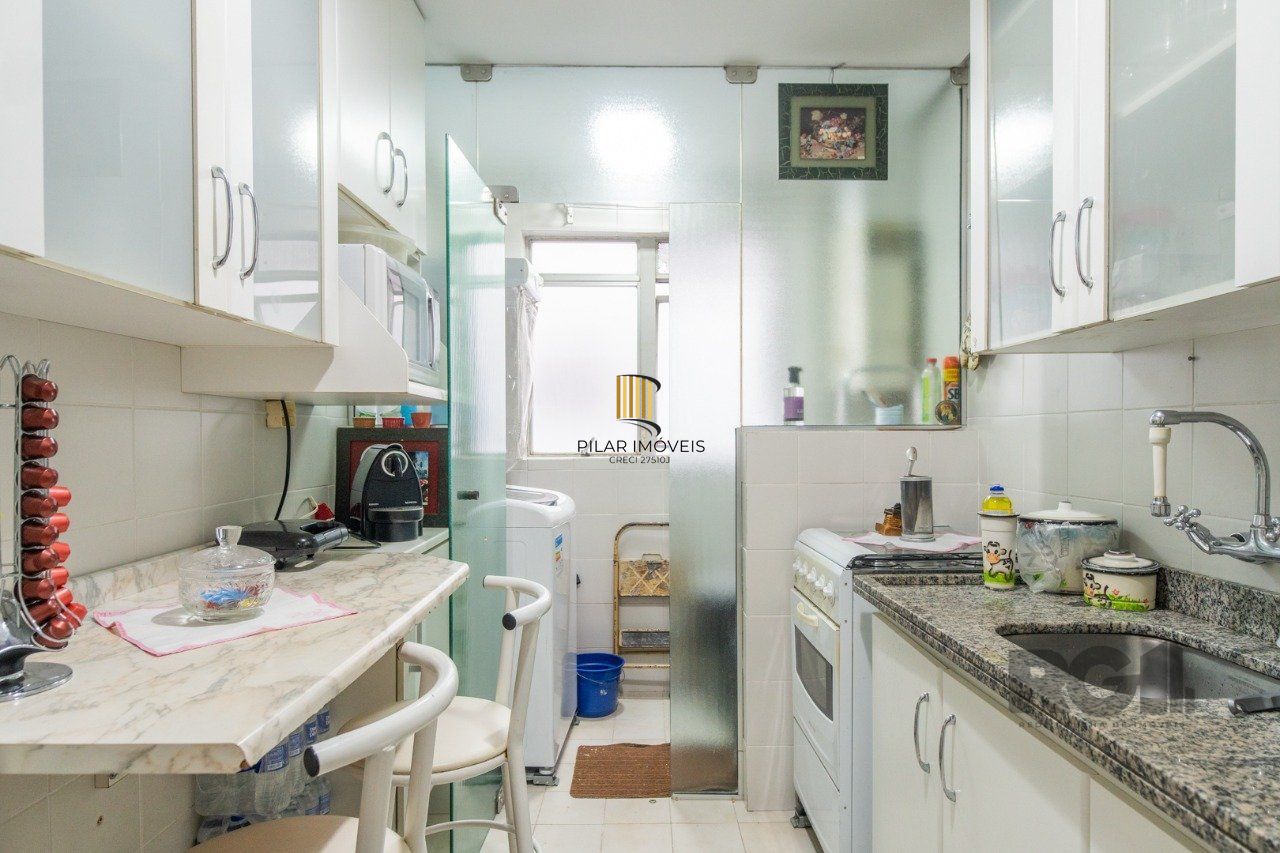 Apartamento de 1 quarto, sacada e uma vaga de garagem no bairro Santana POA/RS.
