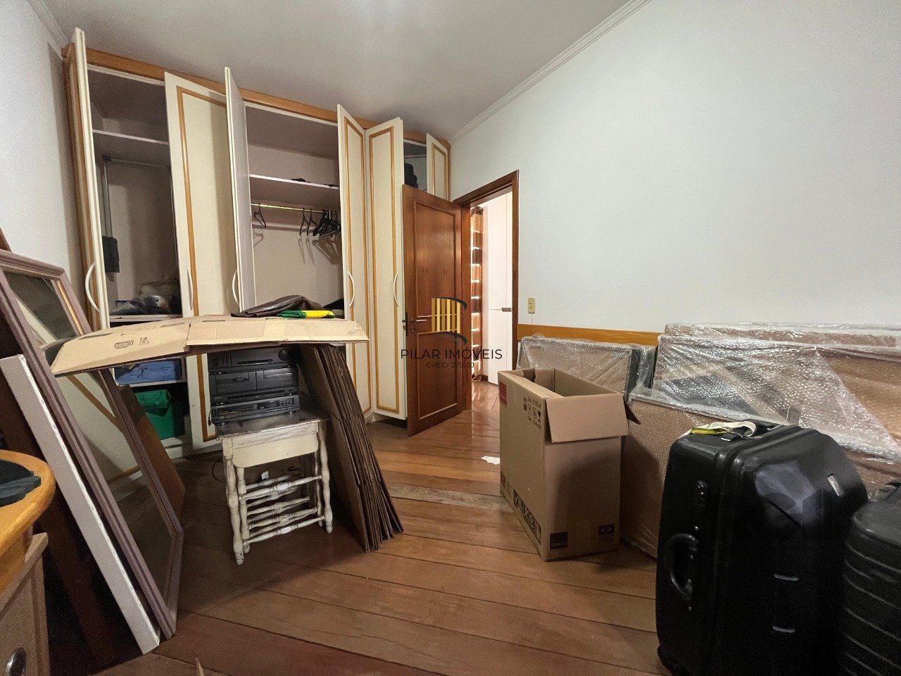 Casa de três quartos, suíte e quatro vagas de garagem no bairro Menino Deus em Porto Alegre