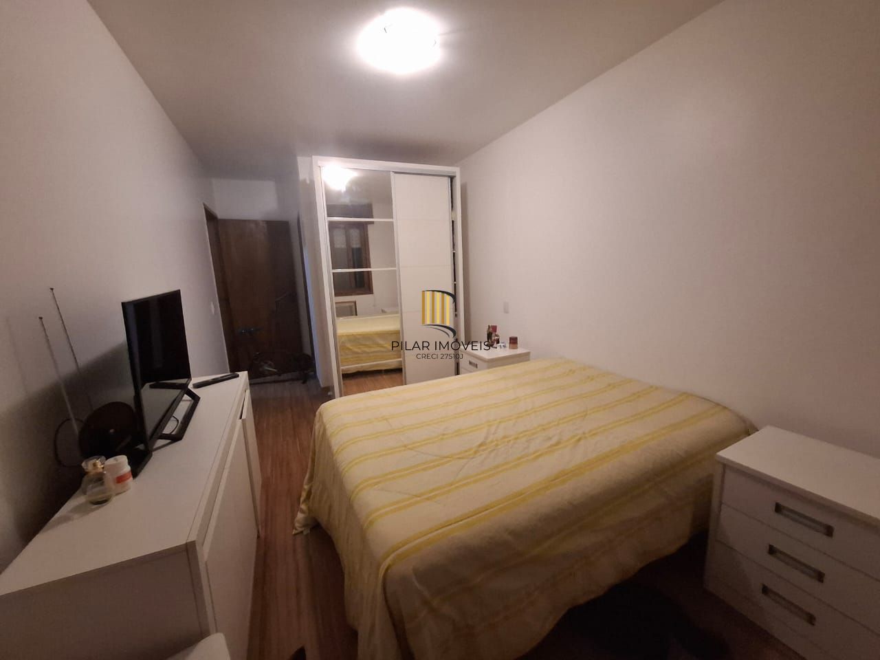 Apartamento de 2 quartos, 2 banheiros 1 vaga de garagem no bairro Azenha em POA