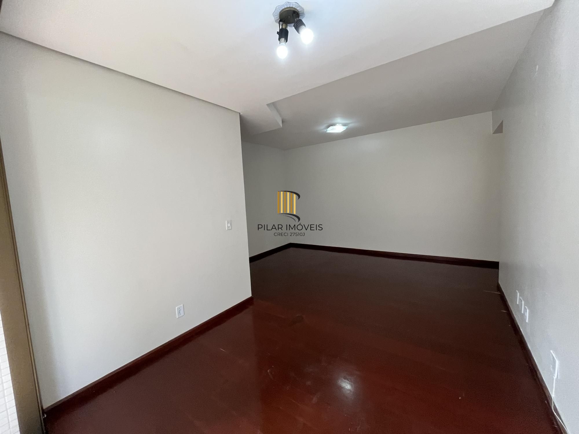 Apartamento de 3 quartos, suíte e 2 vagas de garagem no Bairro Menino Deus POA