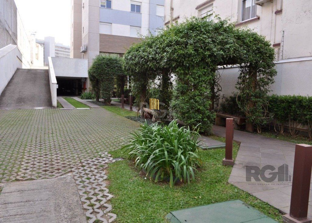 Apartamento de um quarto, suíte e uma vaga de garagem no bairro Santa Cecilia em Porto Alegre.