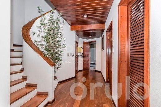 Cobertura para Venda - 244m², 3 dormitórios, sendo 1 suites, 2 vagas - Petrópolis