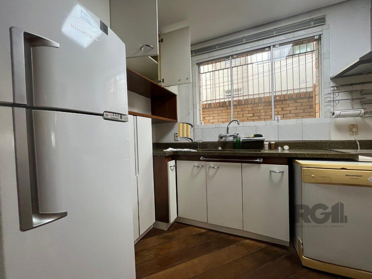 Casa de três quartos, suíte e quatro vagas de garagem no bairro Menino Deus em Porto Alegre