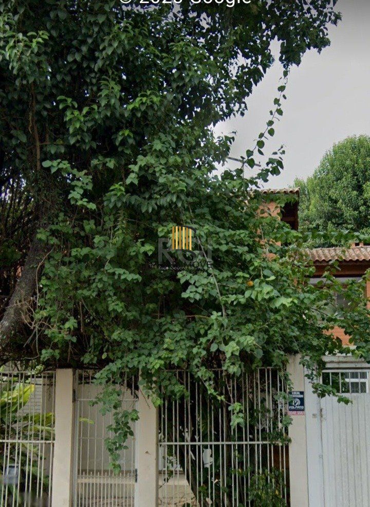 Casa com quatro (4) dormitórios,  duas (2) vagas de garagem, no bairro Passo da Areia em Porto Alegre.