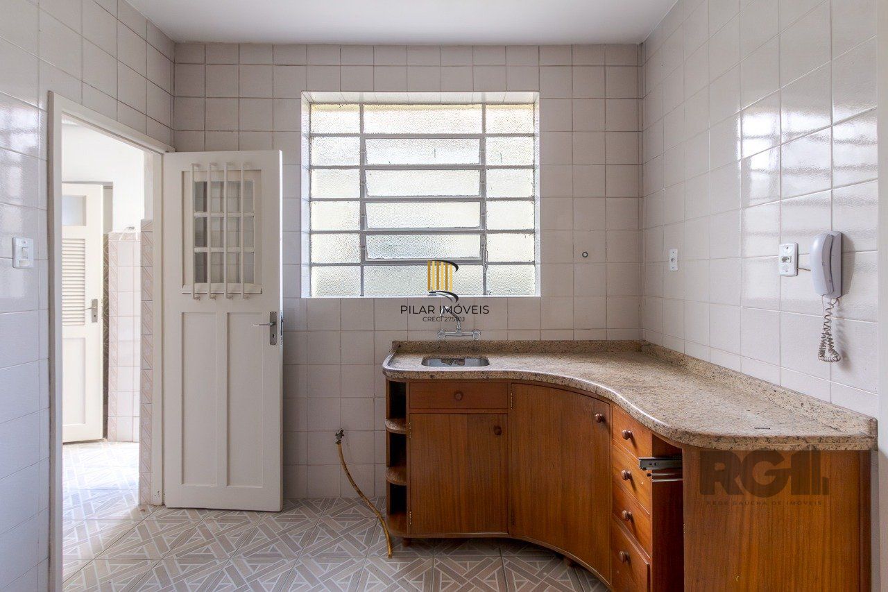 Apartamento de dois quartos e dois banheiros no bairro Rio Branco em Porto Alegre.