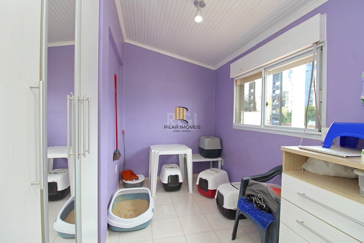 Cobertura de dois dormitórios e dois banheiros, próximo ao hospital Moinhos de Vento e shopping total, bairro Floresta em Porto Alegre.