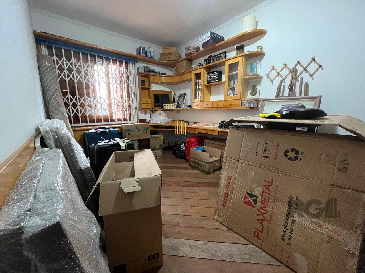 Casa de três quartos, suíte e quatro vagas de garagem no bairro Menino Deus em Porto Alegre