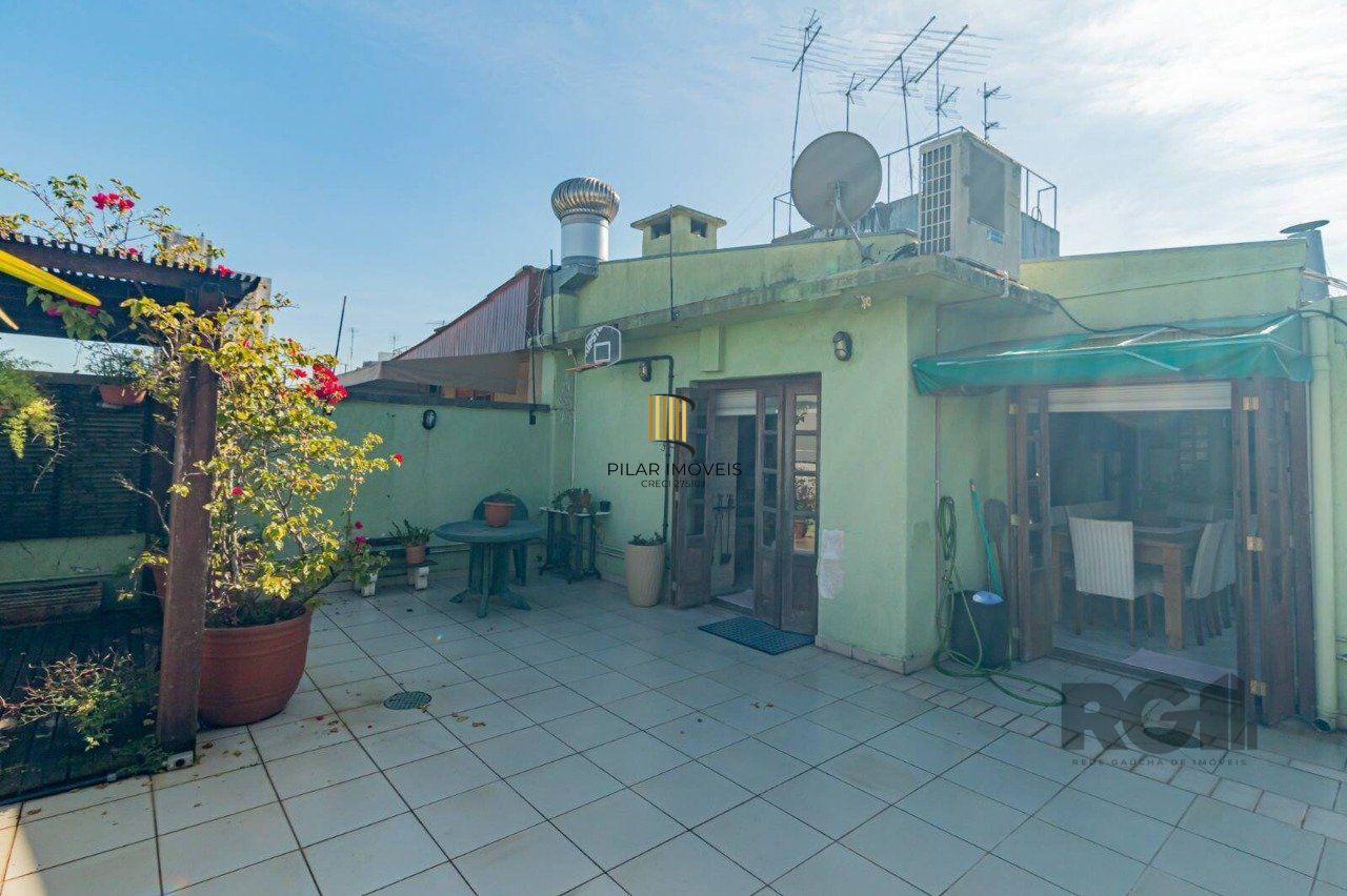 Cobertura de três quartos, suíte e uma vaga de garagem no bairro Higienópolis