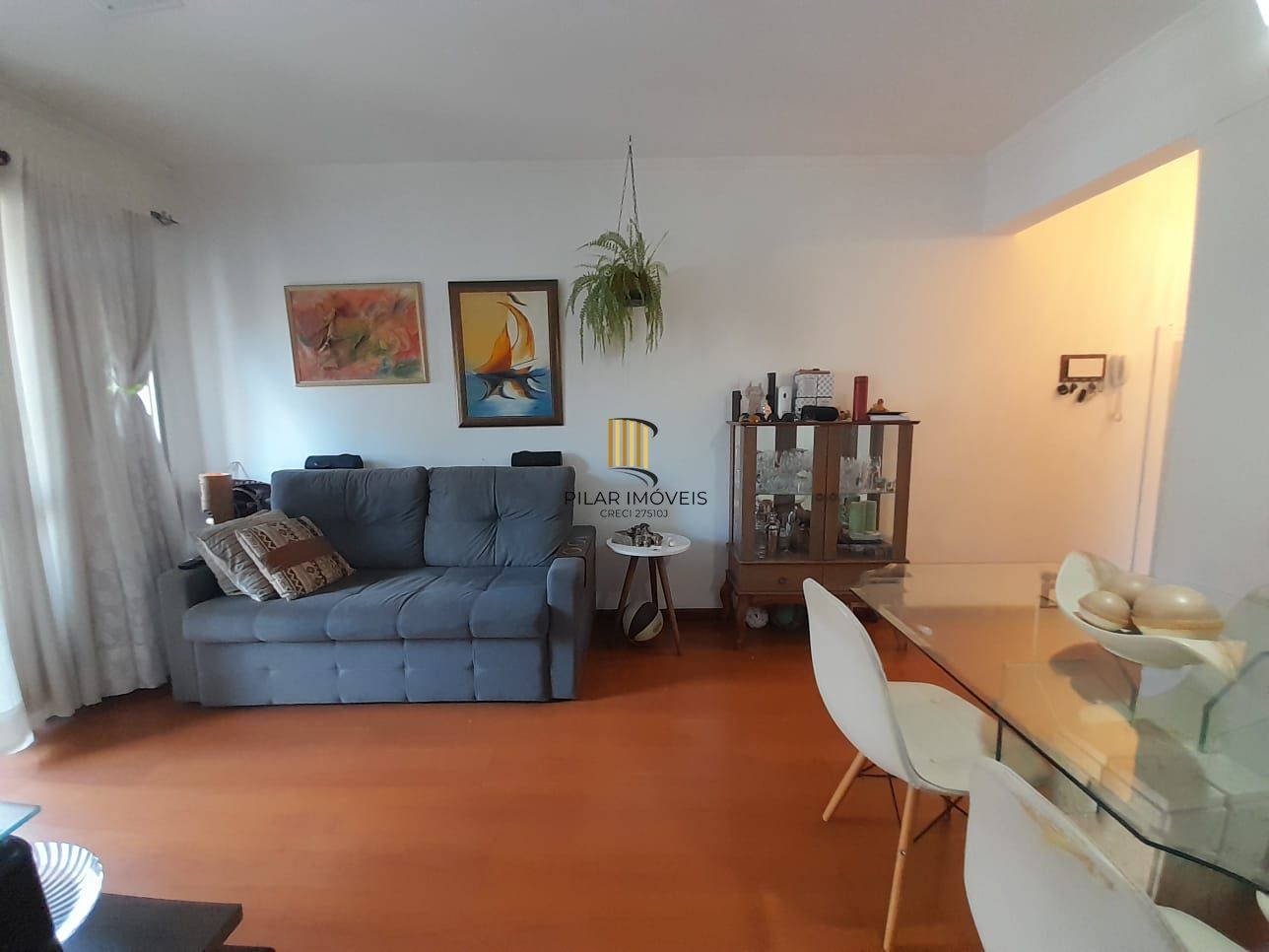 Apartamento de dois quartos e uma vaga de garagem em condomínio com infraestrutura de lazer e segurança.