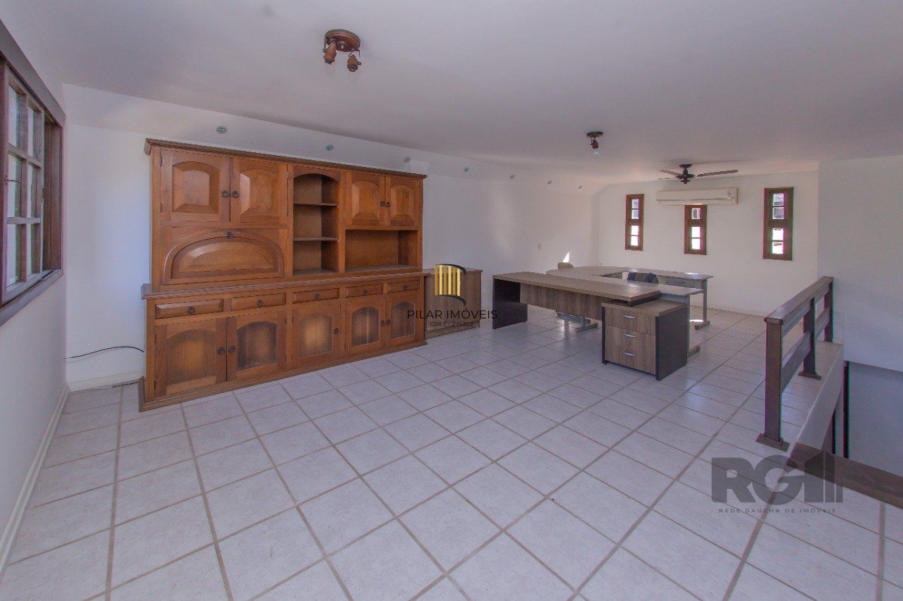 Casa de três quartos, suíte e Três vagas de garagem no bairro São João em POA/RS