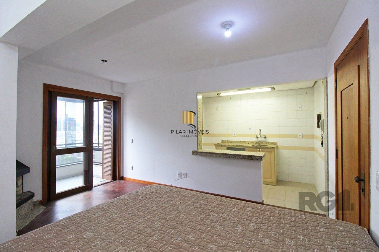 Cobertura de 1 dormitório com uma vaga de garagem no bairro Independência em Porto Alegre