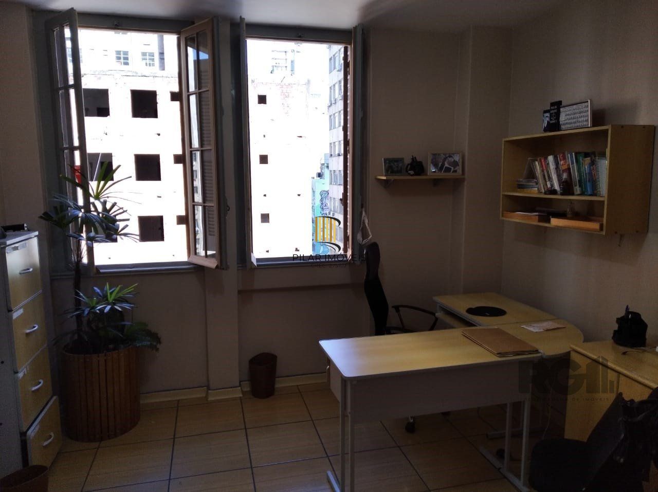 Vende sala com excelente localização próximo do Mercado Público, frente, andar alto. Condomínio oferece: Portaria em horário comercial, elevadores e câmeras de vigilância.