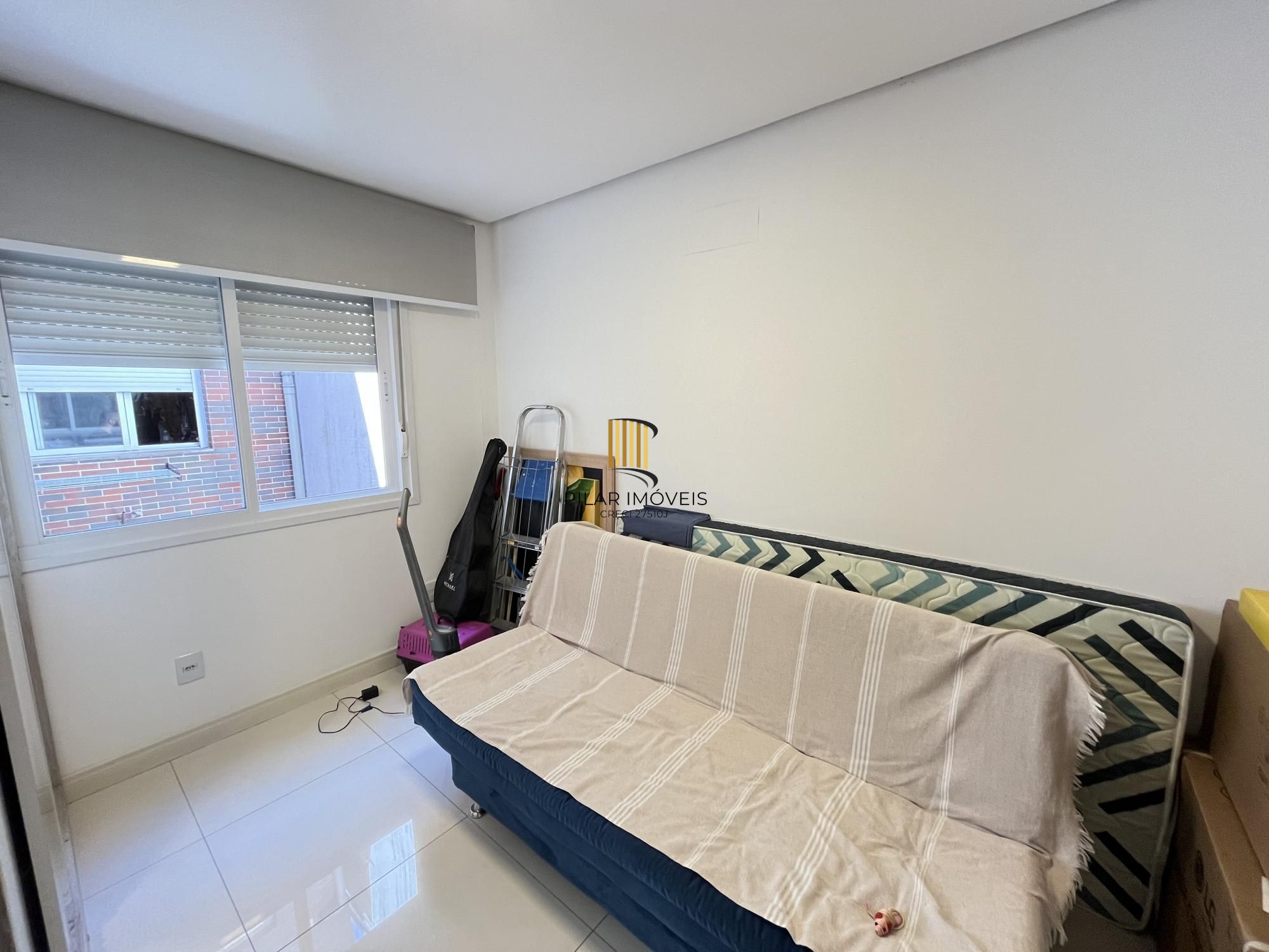 Apartamento de 2 quartos, suíte e 1 vaga de garagem no bairro Santana em POA/RS