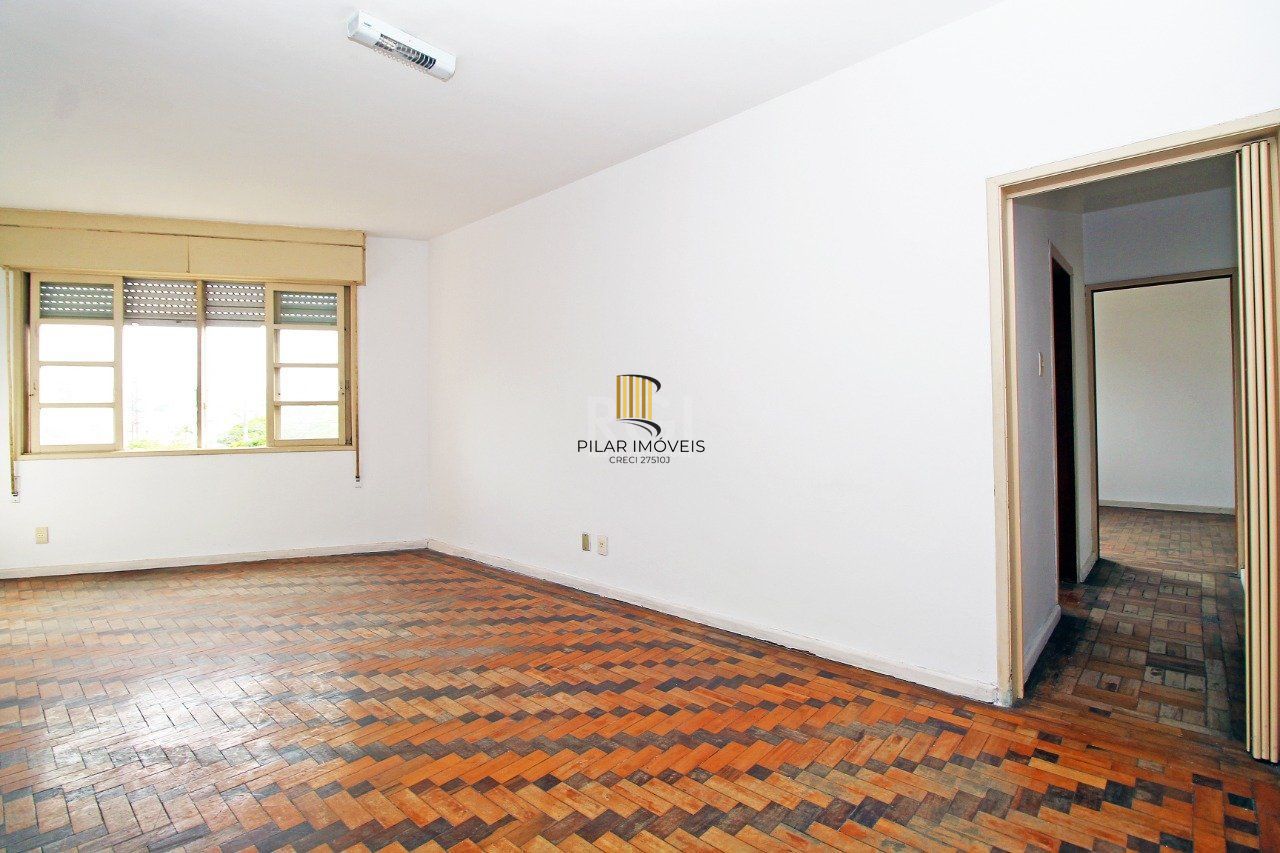 Apartamento de 2 (dois) dormitórios, com excelente localização, no Bairro Petrópolis. Amplo living, cozinha e área de serviço, banho social.