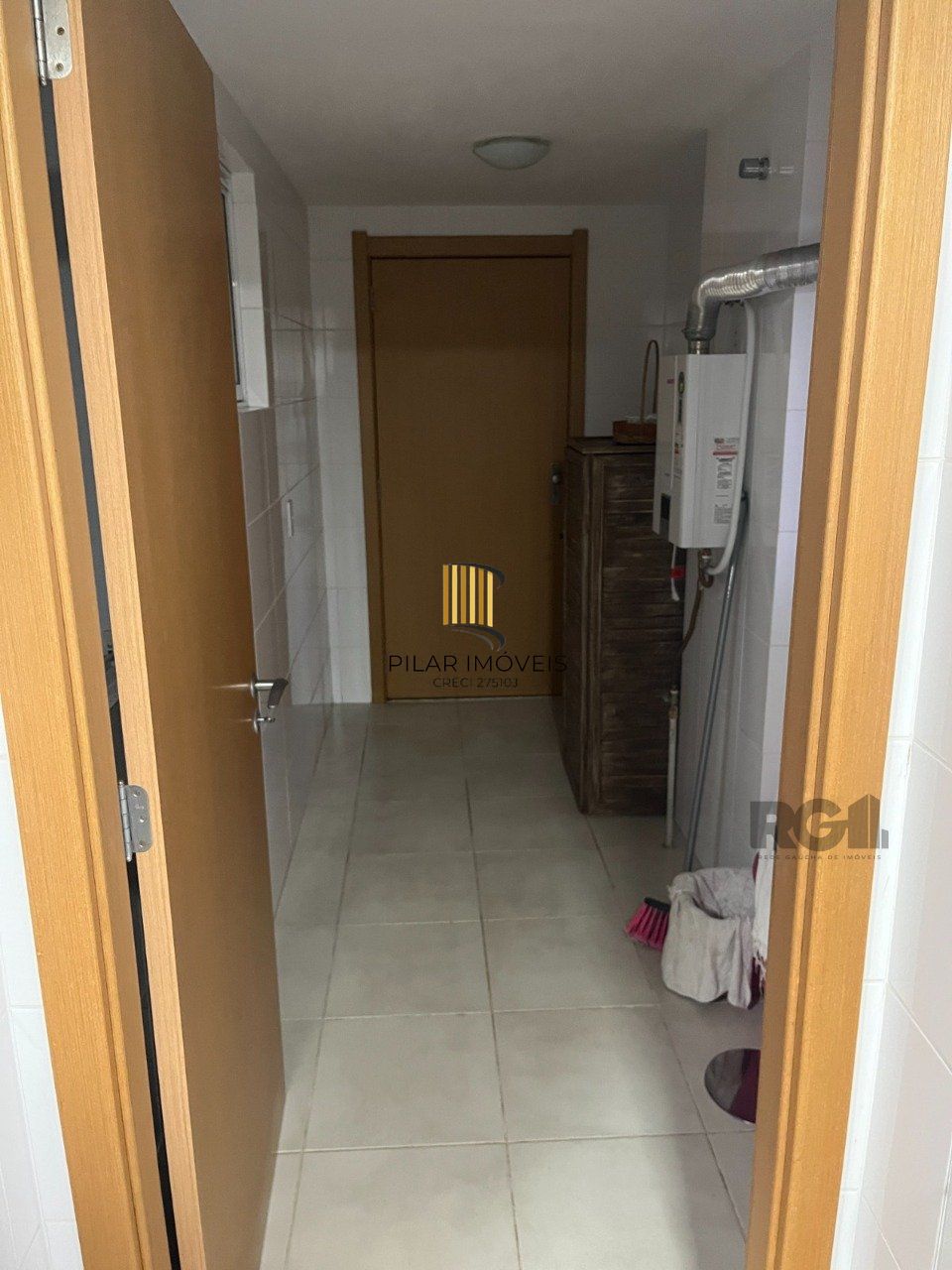Apartamento 3 dormitórios, suíte, 2 vagas. Andar alto, vista para infraestrutura do condomínio. Semi-mobiliado. 