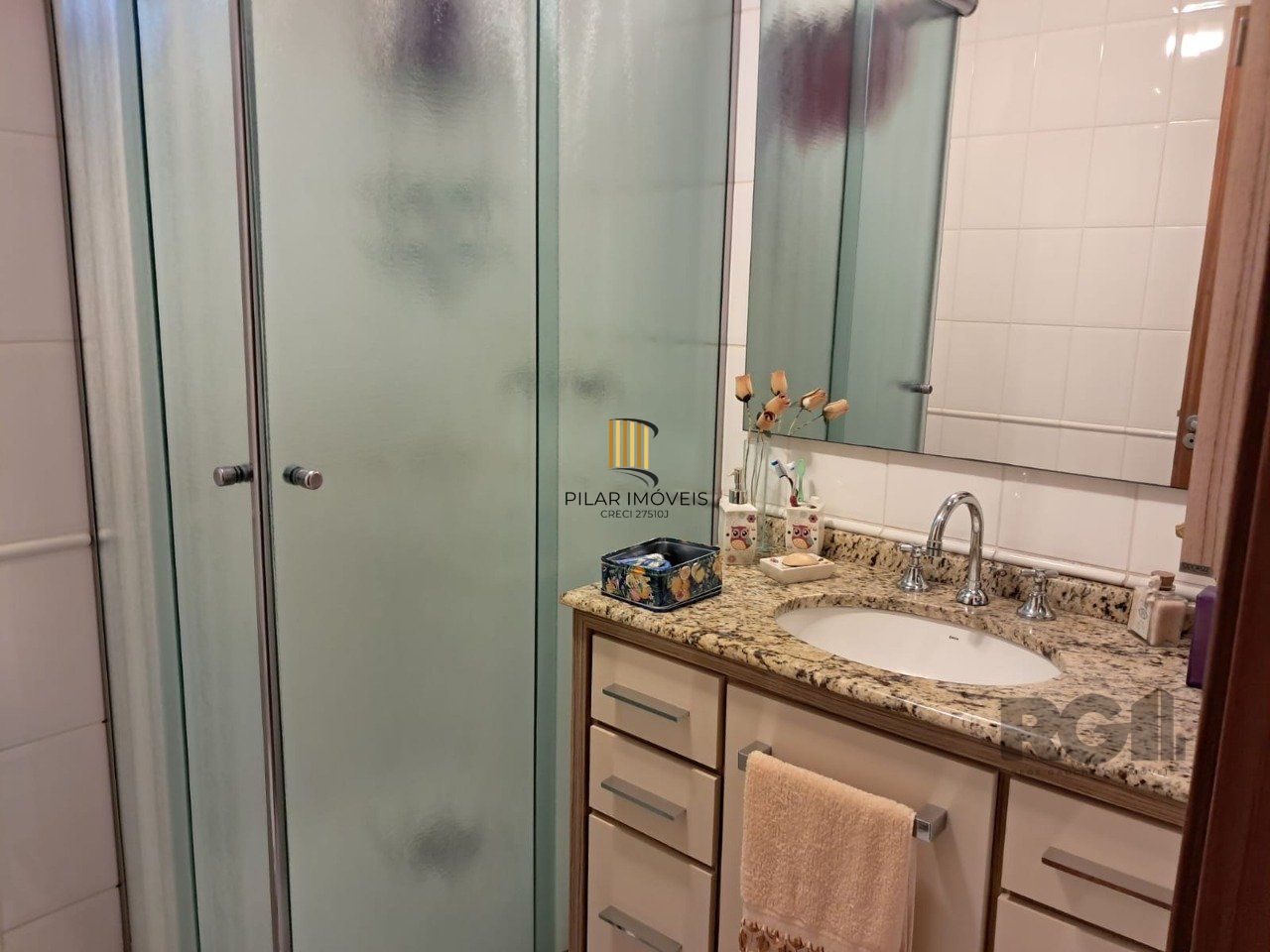 Apartamento de dois quartos, suíte e uma vaga de garagem no bairro Santana em Porto Alegre.
