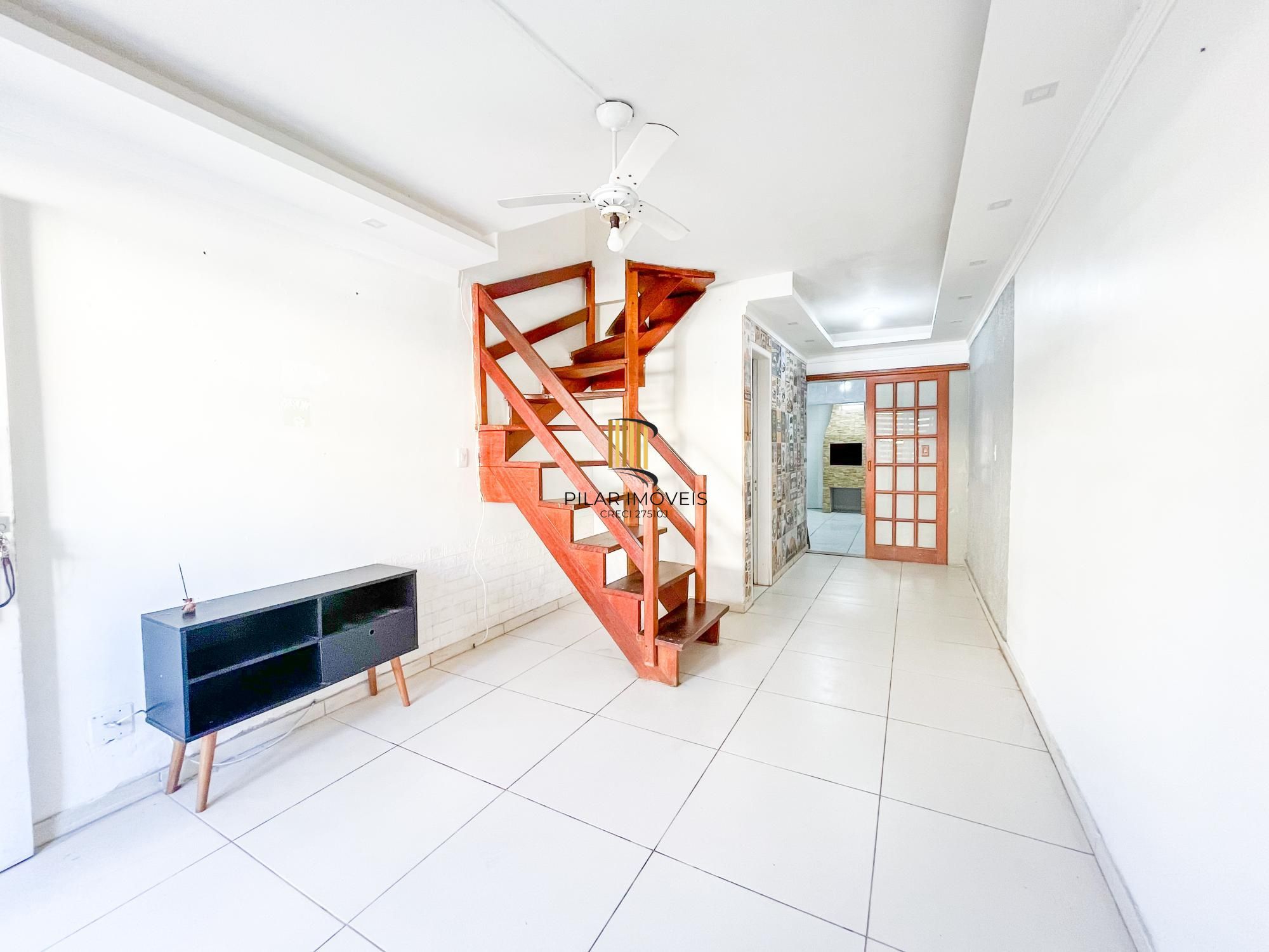 Casa de dois quartos, uma vaga de garagem, em condomínio fechado em Porto Alegre