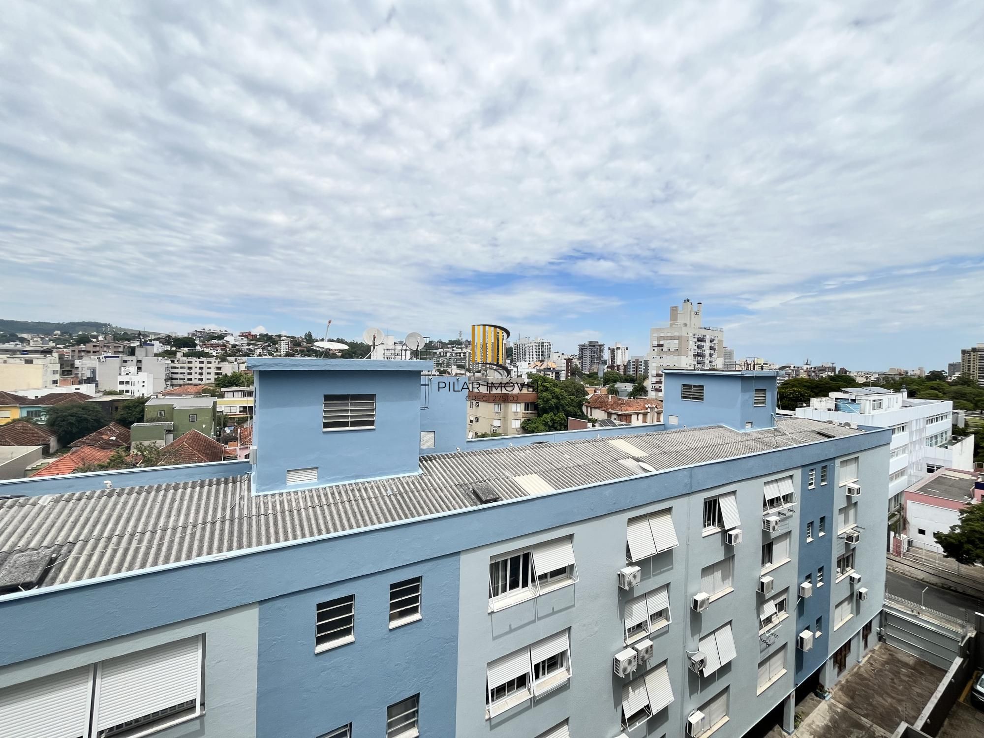 Apartamento de 2 quartos, suíte e 1 vaga de garagem no bairro Azenha em POA/RS