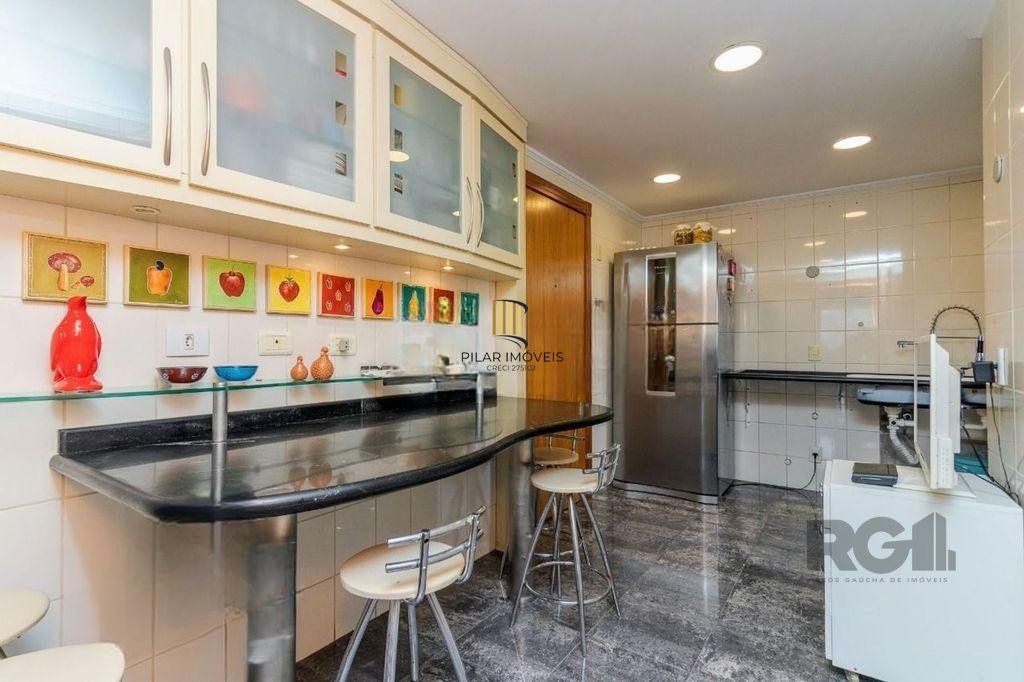 Apartamento de 138m² privativos, 3 dormitórios sendo 1 suíte. Living para 3 bons ambientes com espaço churrasco, sacada integrada e sala de estar. Cozinha com área de serviço separada.