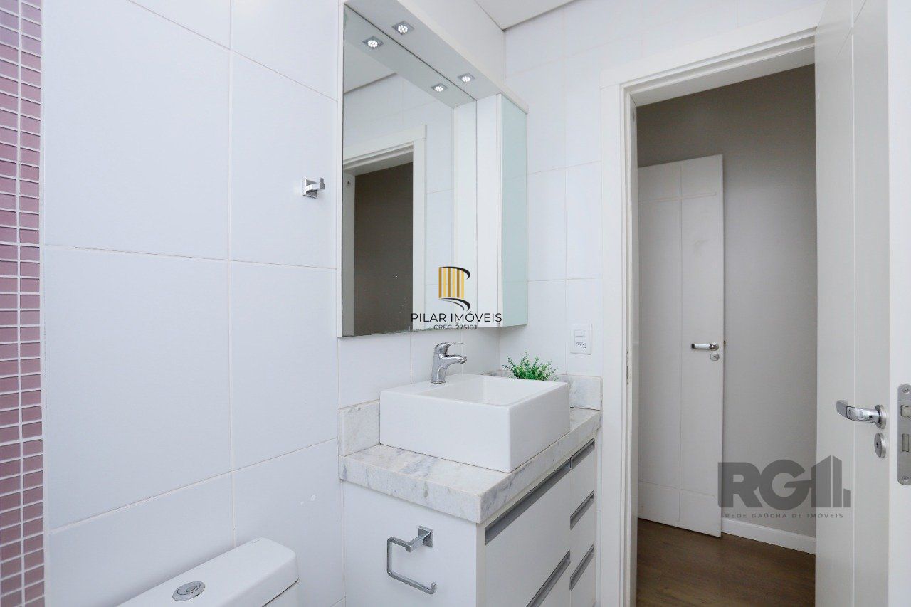 Apartamento de 2 quartos, suíte e 2 vagas de garagem no bairro Menino Deus