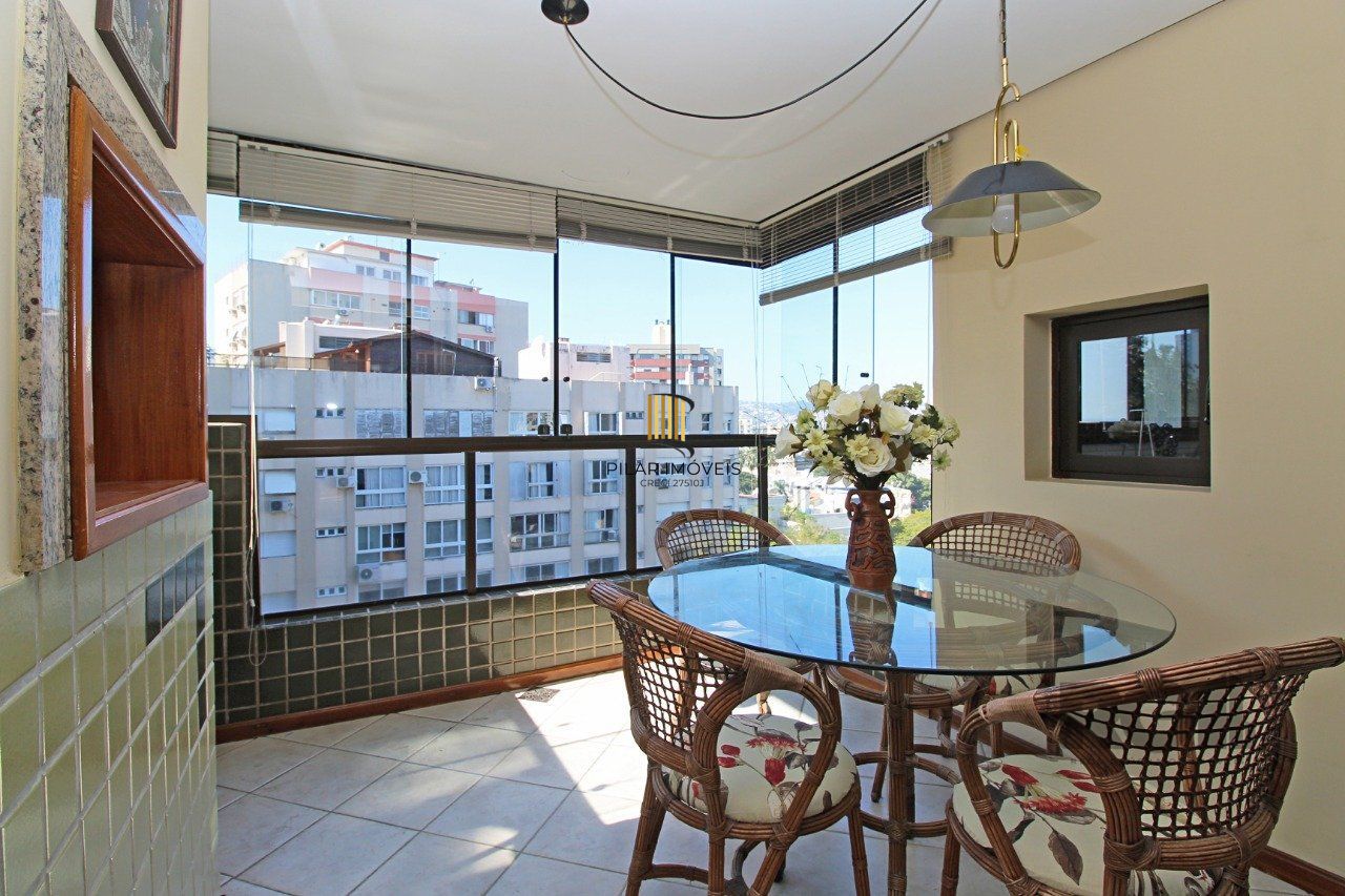 Apartamento de 3 dormitórios, suíte e 2 vagas de garagem no bairro Petrópolis em Porto Alegre