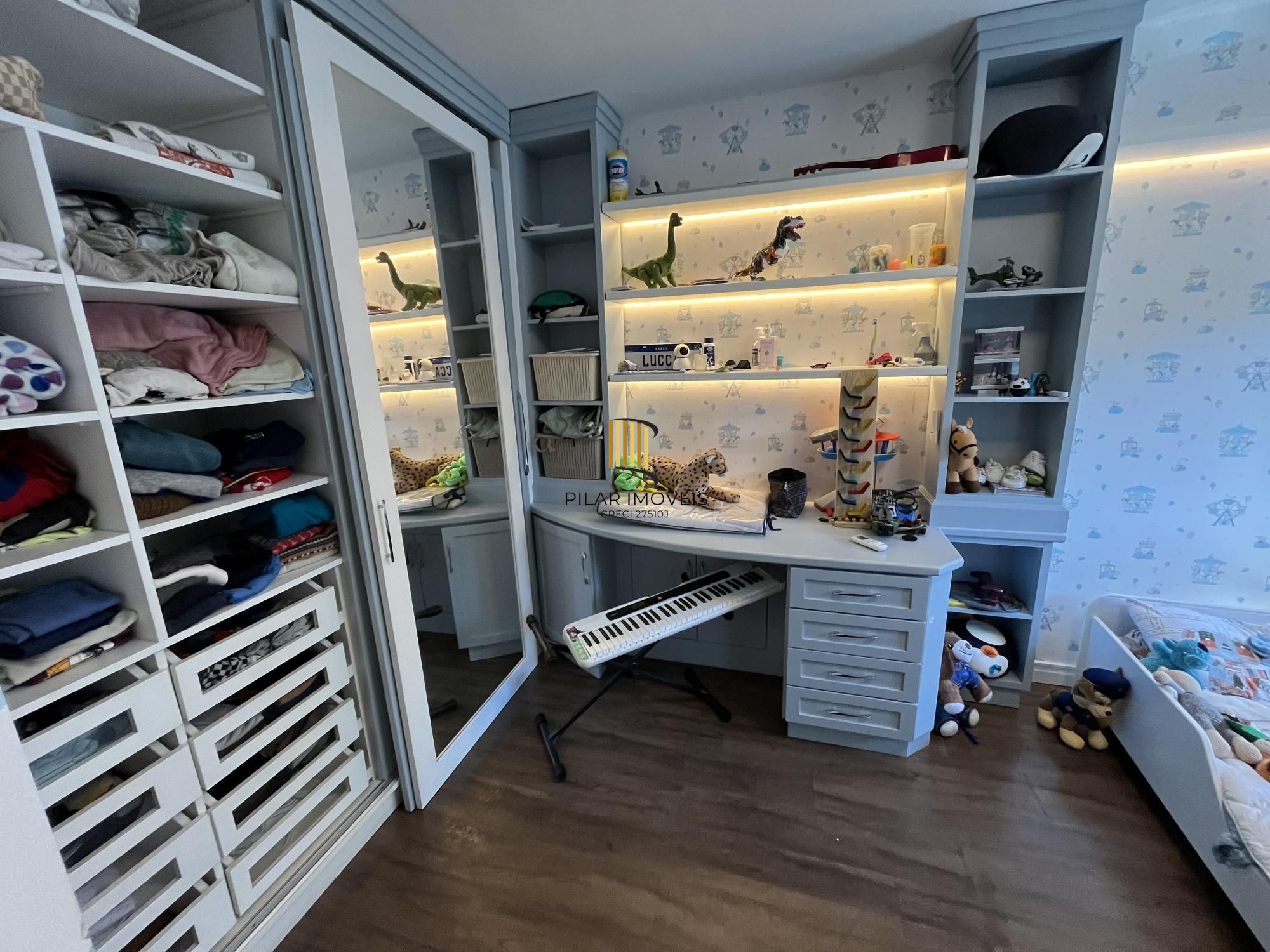 Casa de 3 quartos, todos suítes e 2 vagas de garagem no bairro Boa Vista em POA