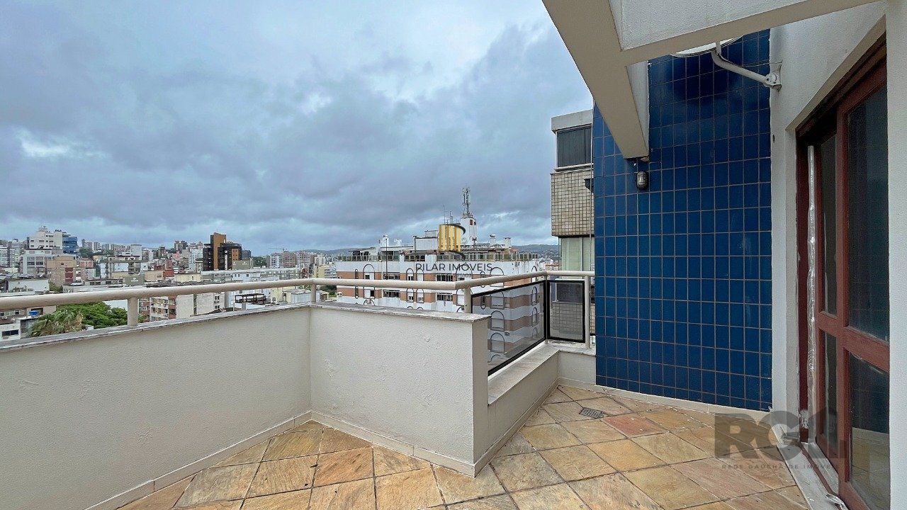 Cobertura de 1 dormitório com uma vaga de garagem no bairro Independência em Porto Alegre