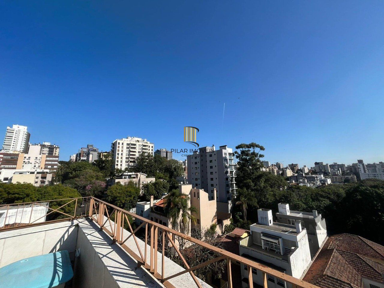 Apartamento de três quartos, suíte, churrasqueira e duas vagas de garagem (box duplo) no bairro Auxiliadora em Porto Alegre.