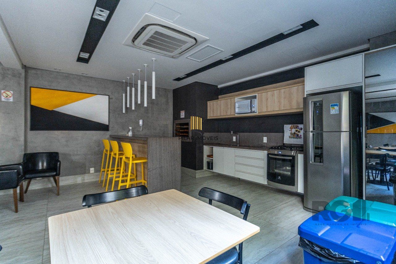 Apartamento de dois dormitórios, suíte e uma vaga de garagem no bairro Santana em Porto Alegre