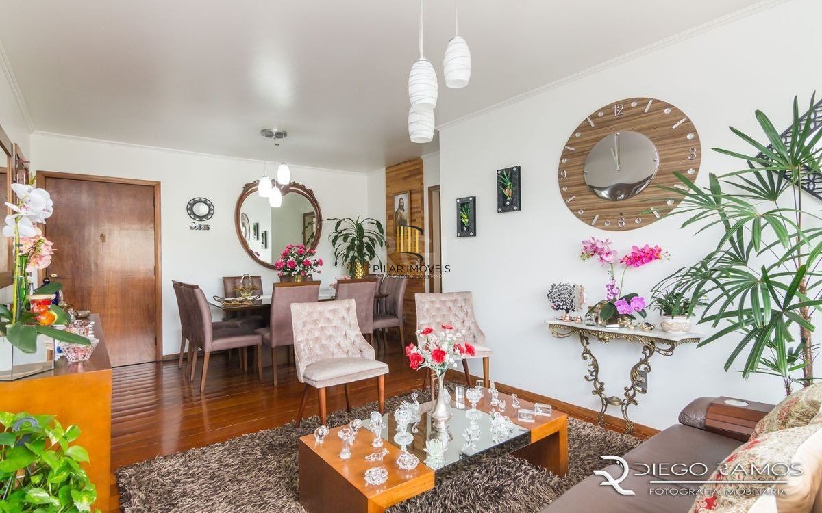 Apartamento de 2 dormitórios ,80 M² com possibilidade de transformação em 3 dormitórios. Living: Para dois ambientes e estar íntimo. Copa-Cozinha: Funcional e bem equipada. Ampla Área de Serviç