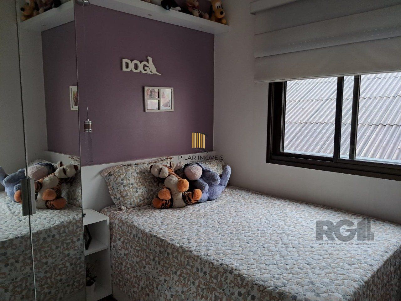 Apartamento de dois quartos, suíte e uma vaga de garagem no bairro Santana em Porto Alegre.