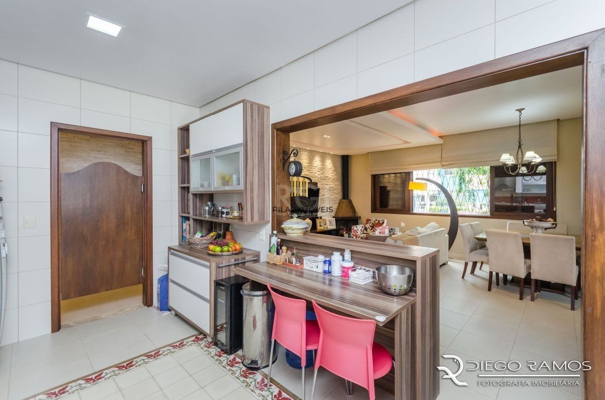 Casa para Venda - 216m², 4 dormitórios, sendo 1 suites, 4 vagas - Menino Deus