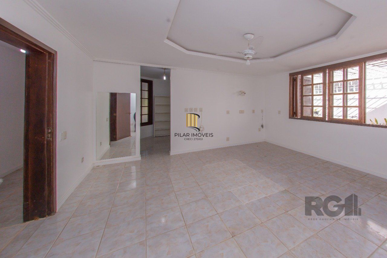 Casa de três quartos, suíte e Três vagas de garagem no bairro São João em POA/RS