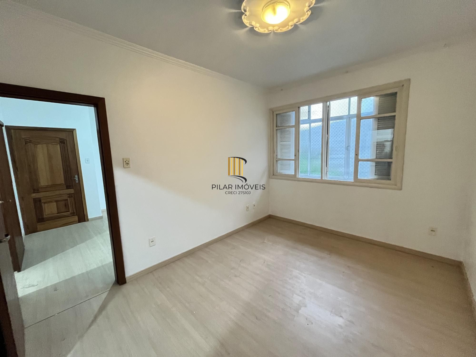 Apartamento desocupado de 1 dormitório, no bairro Azenha em Porto Alegre