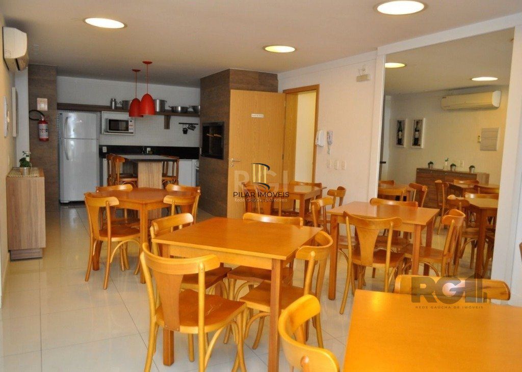 Apartamento de um quarto, suíte e uma vaga de garagem no bairro Santa Cecilia em Porto Alegre.