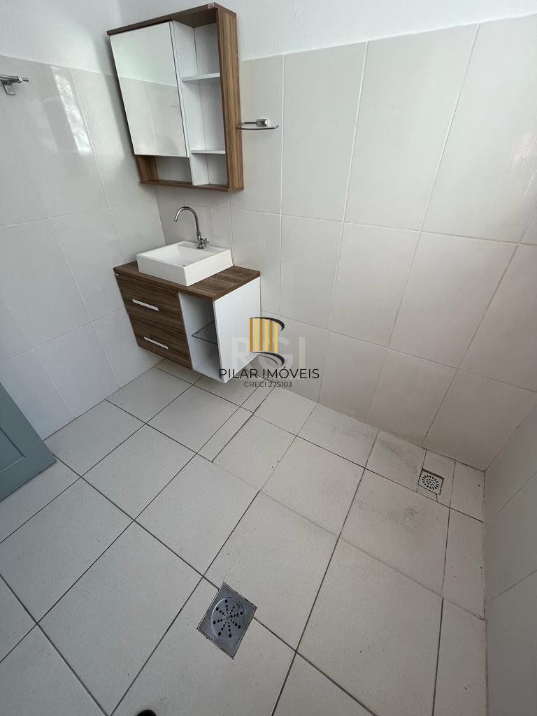 Apartamento de dois dormitórios, banheiro e sala no bairro da Azenha em Porto Alegre.