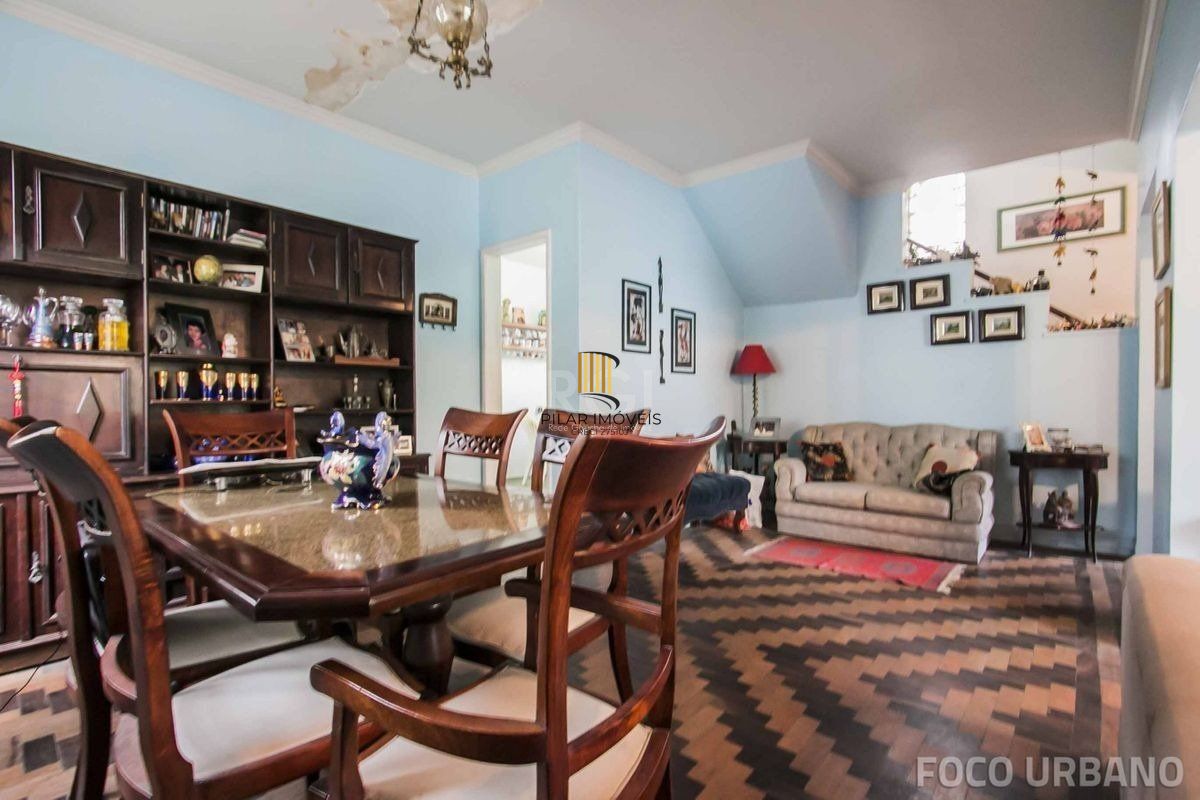 Casa para Venda - 250m², 4 dormitórios, 2 vagas - Petrópolis