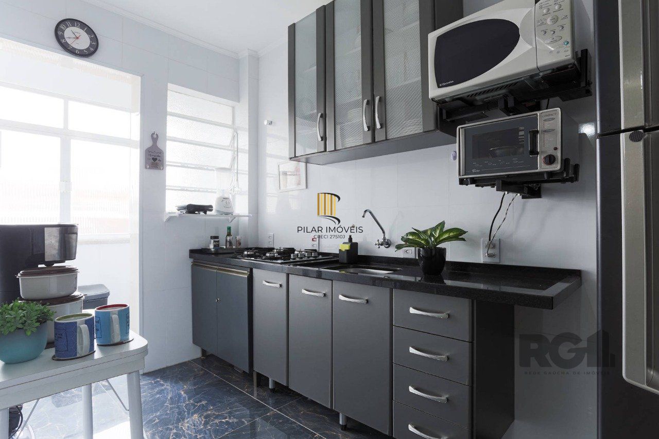 Apartamento de dois quartos no bairro Farroupilha em Porto Alegre.