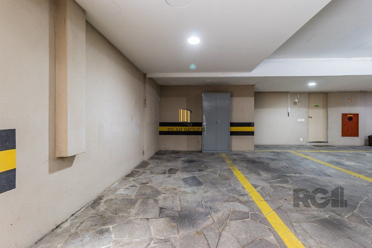 Apartamento de três quartos, suíte e duas vagas de garagem no bairro Mont Serrat em Porto Alere,