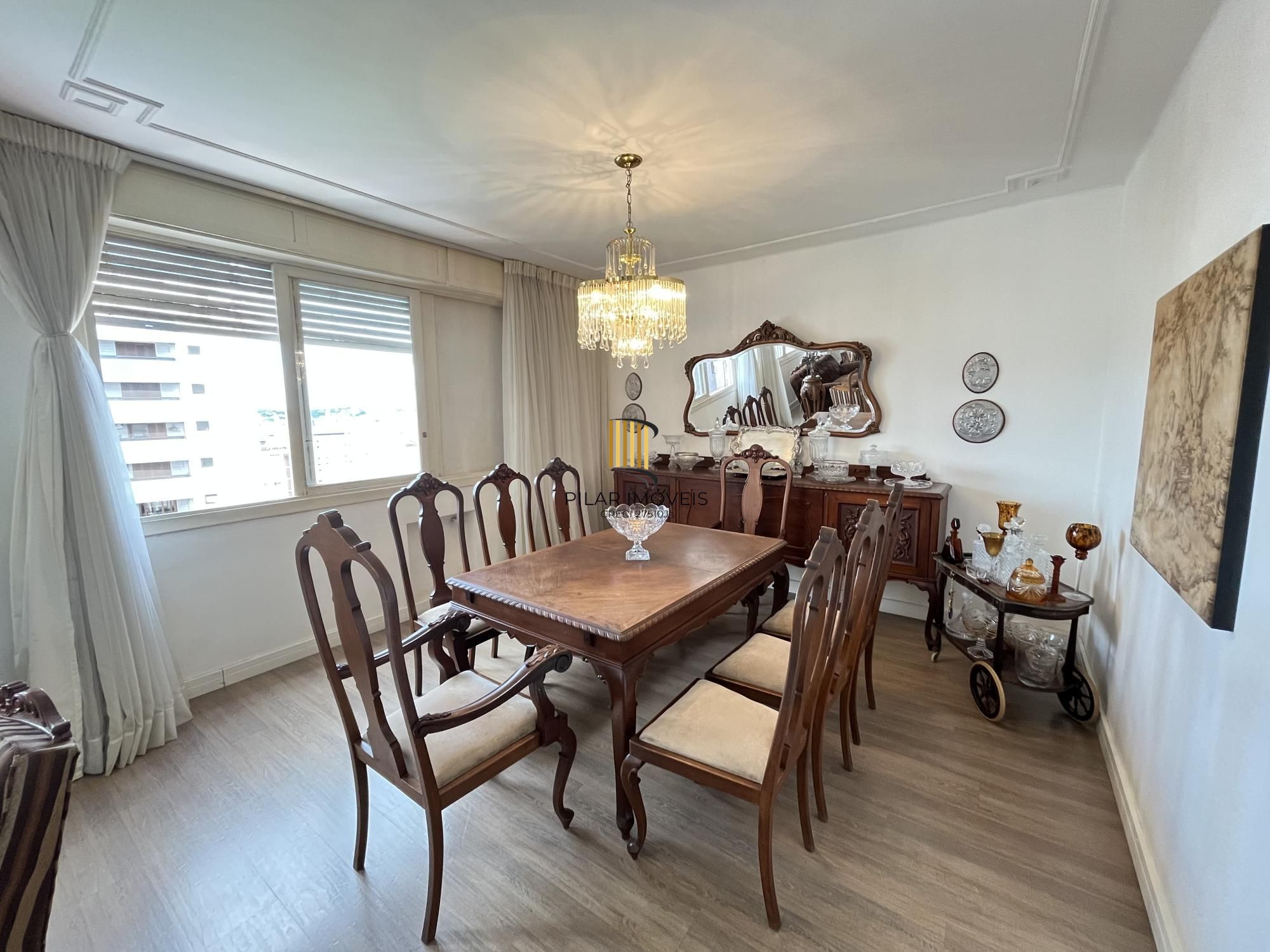 3 quartos, gabinete ou 4º quartos e 1 vaga de garagem junto ao Moinhos de Vento