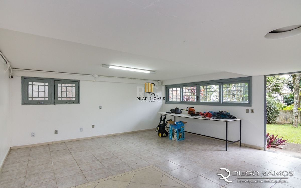 Venda de casa residencial 25,00m x 80,00m- Menino Deus. 4 vagas, 4 dormitórios, sendo 1 suíte, 1 varanda, lareira e churrasqueira.