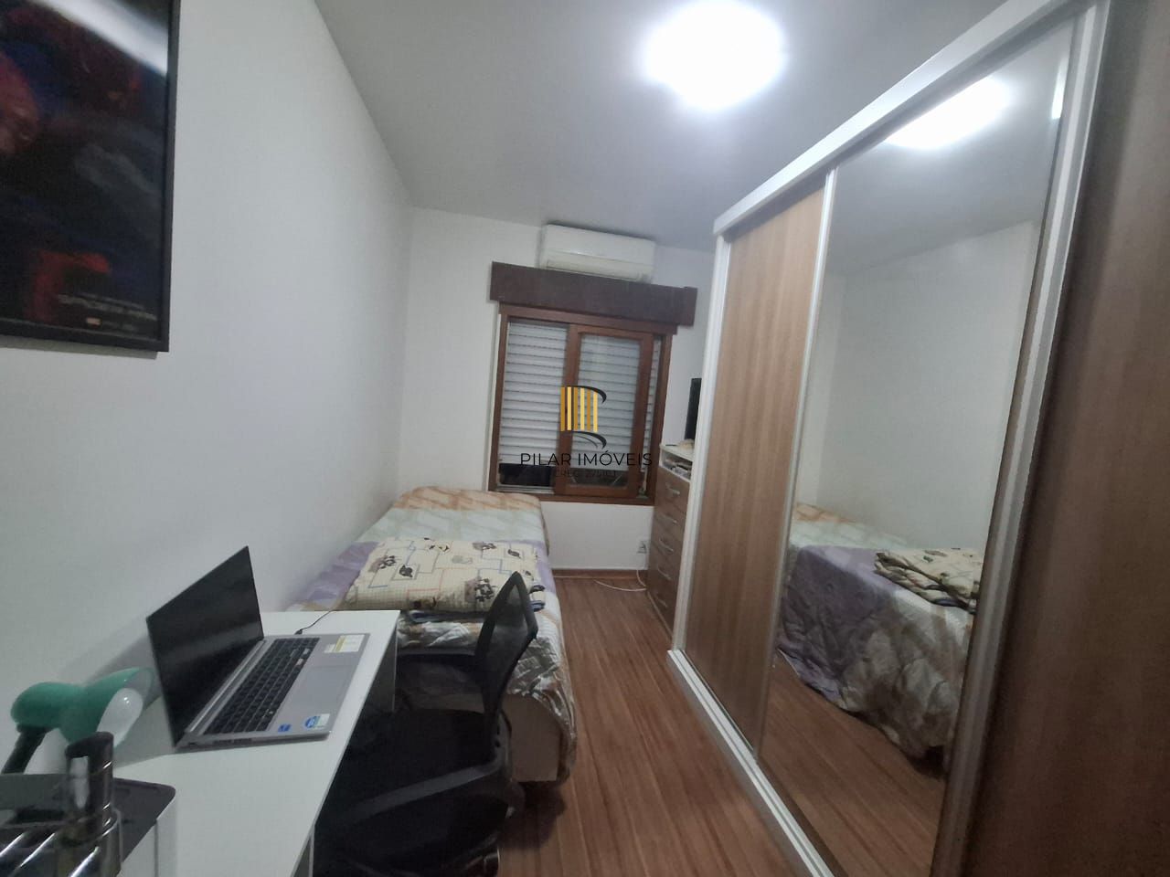 Apartamento de 2 quartos, 2 banheiros 1 vaga de garagem no bairro Azenha em POA