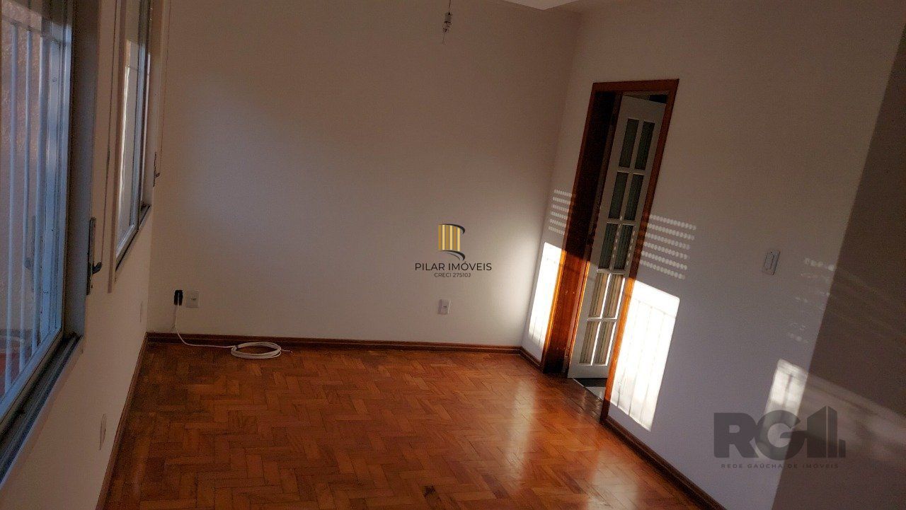 Apartamento de dois dormitórios com uma vaga de garagem no bairro Cristal em Porto Alegre.